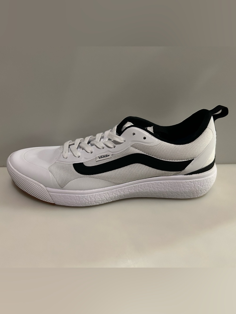 New Vans Men's Ultra Range Exo White Black Striped Sneakers - Size 8.5 / EU41